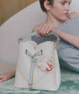 【シナモロール×VIS】「ハートカットバッグ MEDIUM」ホワイト ￥7,909／シナモロール刺繍＆チェリーのチャーム付き