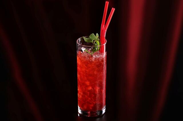 「ストロベリー フィズ」＜価格：1,900円＞【クリスマスムードたっぷりのアフタヌーンティーも楽しめる♪シェラトン都ホテル大阪の「Christmas Sweets Fair -Red-」開催】　