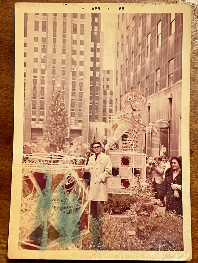 【トニーズピザ】'64年に撮影した、クリスマスの飾り付けがほどこされたロックフェラー・センター。中央が藤原青年