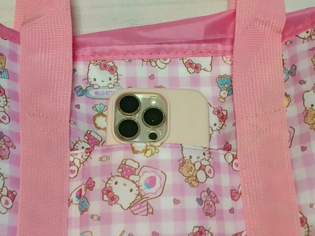 背面にポケットがついているので、スマホなどを入れるのに便利！