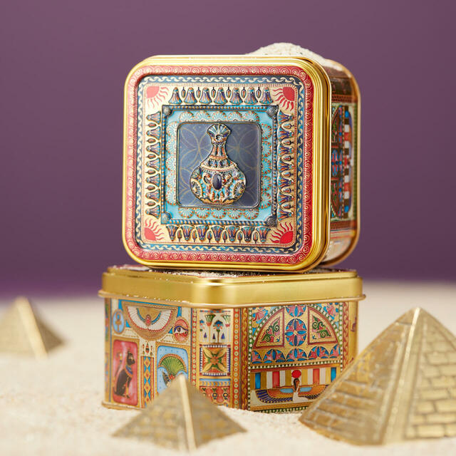 「「ACN ラムセス大王展 ファラオたちの黄金」限定『エジプト缶』」＜価格：1,540円（税込）＞【【青山デカーボ×ラムセス大王展】“古代エジプト”がガラス絵でデザインされたクッキー缶「エジプト缶」登場！】