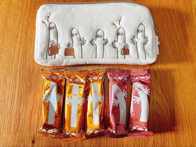 【ムーミン×メリーチョコレート 旅するニョロニョロ ポーチ】ポーチとウエハース5個のセット。ニョロニョロポーチを見るたび、バレンタインの記憶が蘇ります