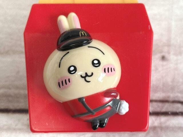 【ちいかわハッピーセット第二弾／うさぎのシールディスペンサー】ユニフォームは現在のデリバリーサービスのユニフォーム。うさぎがデリバリーしてくれる世界、最高すぎませんか…