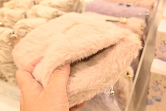 【Francfranc】「両手を温められるカイロポーチ」はもこもこ素材がとってもキュート