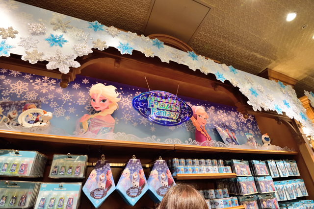「グランドエンポーリアム」の店舗内でもグッズとともにデコレーションが施されています ©Disney