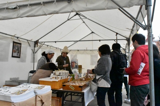 並んでようやくパンをゲット！