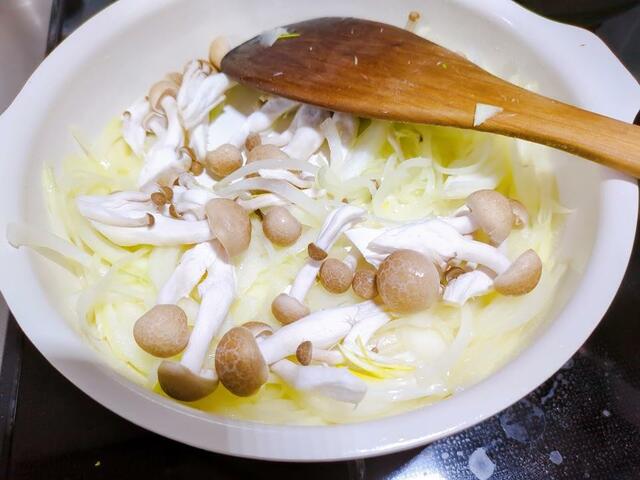 【アイリスオーヤマ お皿になるフライパン6点セット】玉ねぎ、しめじ、えびなどを炒めてグラタンを作ります