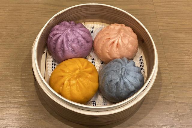 全８色のカラフルな肉饅が揃っている／TOKYO PAO