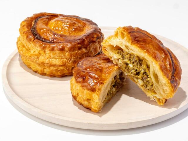 「神戸牛のミートパイ」＜価格：1個 500円（税込）＞【GWもこれを選べば間違いなし！「グランスタ東京」「グランスタ丸の内」2024年オープンショップ“一番売れた逸品”をご紹介！】