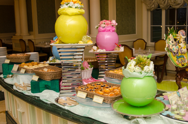 “ディズニー・イースター” ランチブッフェ／ディナーブッフェ｜東京ディズニーランドホテル「シャーウッドガーデン・レストラン」©Disney