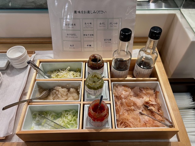 【茅乃舎 だしおでん】カウンターに置かれた、まぐろ節などを小皿に取り分けて自由に使うことができます