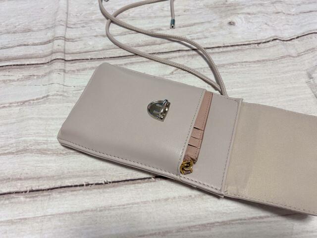 スマホショルダーにお財布がわりに使っているフラグメントケースを入れてみました♪