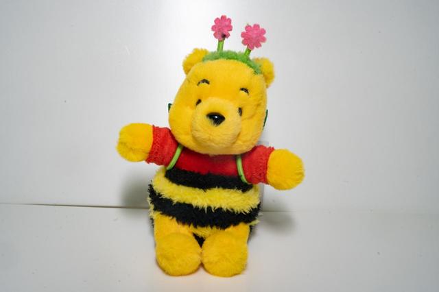 ぬいぐるみバッジ 1,800円｜サイズ：高さ約15cm｜東京ディズニーリゾート「ディズニー・ハロウィーン」2022スペシャルグッズ｜販売店舗：東京ディズニーランド「ディズニー＆カンパニー」、東京ディズニーシー「エンポーリオ」