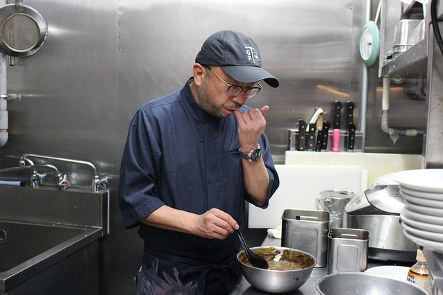 須永さんが直久店内厨房で新作のスープ味見