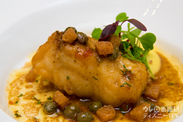 アンコウのフリット ブラウンバターソース　スモーキーポテトピュレ｜“クリスマス・ファンタジー”スペシャルディナー エメラルド 15,000円｜ディズニーアンバサダーホテル「エンパイア・グリル」