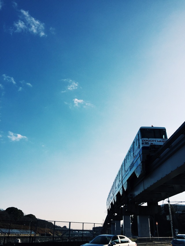 ランニングコース3/4ほどで上空にモノレールが見える