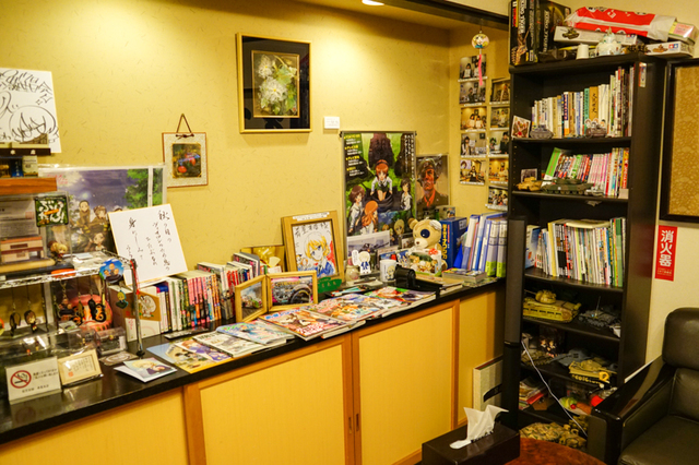 旅館内にはファン寄贈のガルパングッズや関係者のサイン色紙などを展示したガルパンコーナーがありました