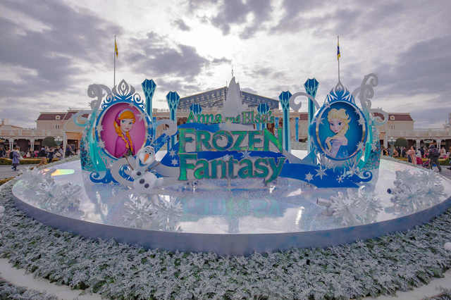 アナとエルサのフォトロケーションがあなたを出迎えてくれます