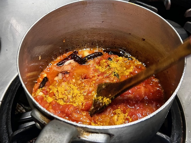 【南インド料理 葉菜hana】ターメリックを入れ、10分ほど弱火で煮込む