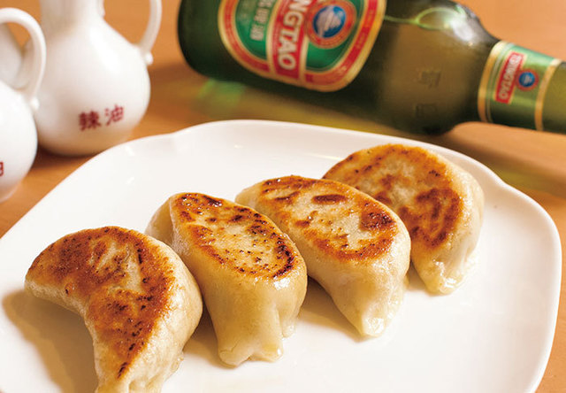「川崎」餃子の名店／中国料理 三鶴　餃子 4個440円（1個110円から）、青島ビール 540円