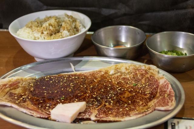 大阪焼肉・ホルモン　ふたご「器から“はみ出る“サーロイン丼」1,408円（税込）
