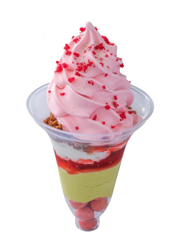 ピスタチオクリーム＆ストロベリーサンデー 780円｜アイスクリームコーン｜東京ディズニーリゾート「ディズニー・クリスマス」スペシャルメニュー
