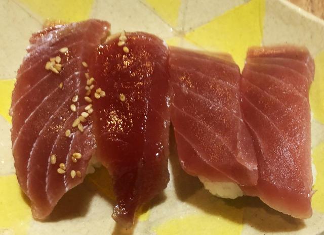 はま寿司の「特製漬けまぐろ(左)」「まぐろ(右)」