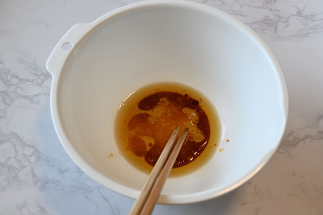 【塩レモンそうめん】小さいボウルに調味料をすべて入れて混ぜる。