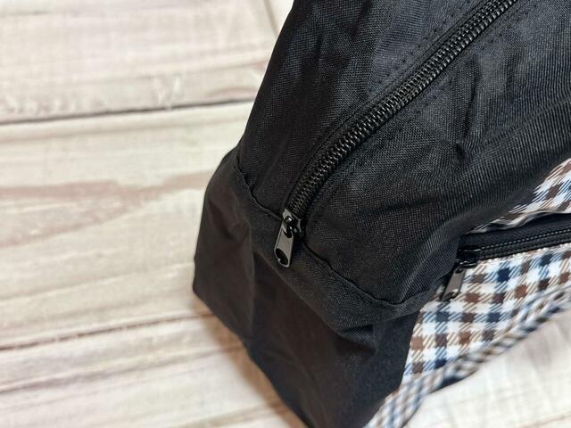 ファスナーで開閉する仕様