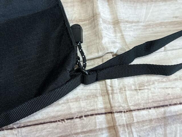 このストラップを絞るだけでナップサックになります♪