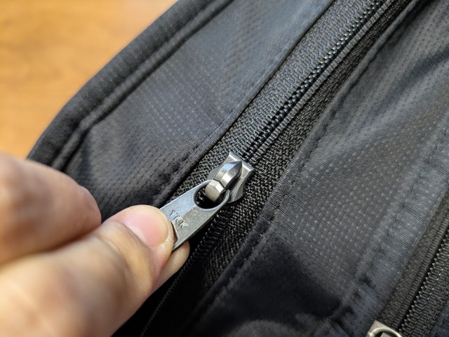 【ワークマン ジョイントトートバッグエキスパートエディション】YKKのファスナーを採用。フラットな見栄えで開け閉めもスムーズです♪