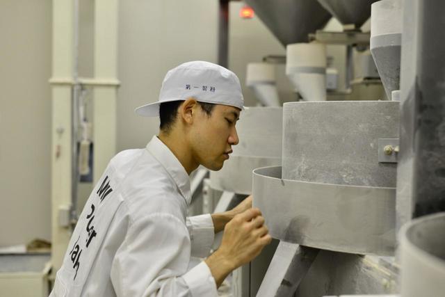 本杉さん自身が『ミルパワージャパン』で製粉する