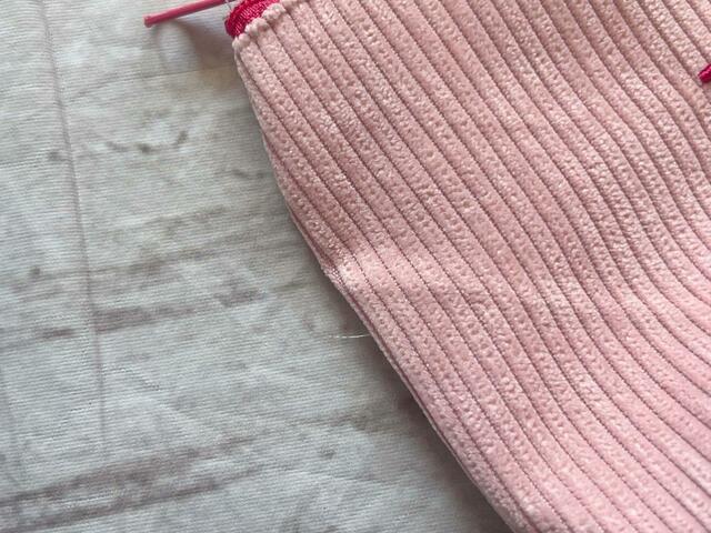 ボートポーチもピンクをチョイス。素材はポリエステルのコーデュロイ生地です