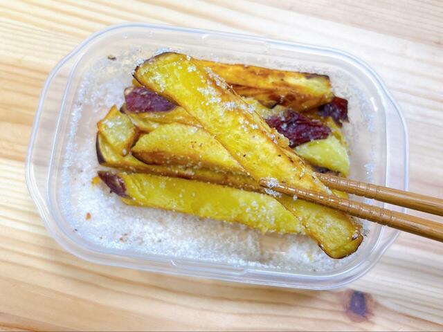 【業務スーパー 冷凍さつまいも(スティックカット) 】揚げてグラニュー糖をまぶすだけのお手軽スイーツが完成