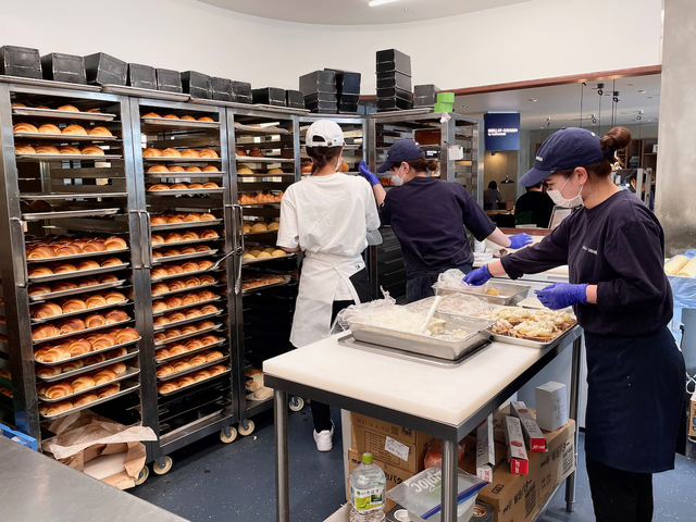 【BRILLAT-SAVARIN by TruffleBAKERY】連日大勢のスタッフが焼き立てのパンを用意している