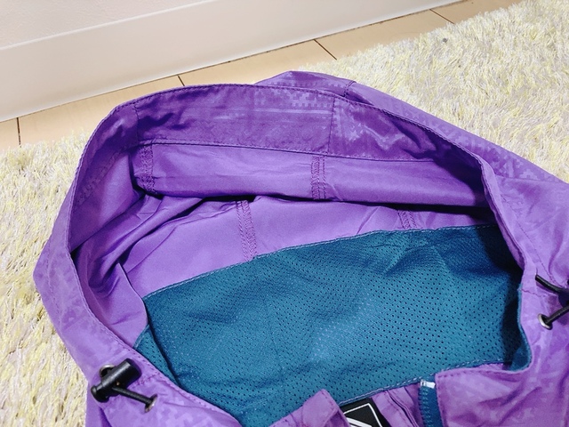 【ワークマン レディース高撥水シェルジャケット(エンボスタイプ)】2022年から、再生ポリエステルのエコ素材を使用しているようです