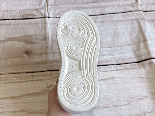 重さは片足（約）330gと厚底スニーカーの中では軽量！