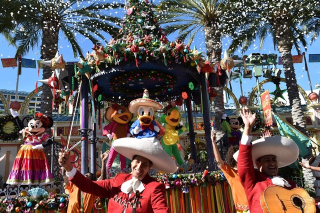 3人の騎士(ホセ・キャリオカ,パンチート,ドナルド)とスペシャルゲストのミッキーとミニーが一緒にダンス!