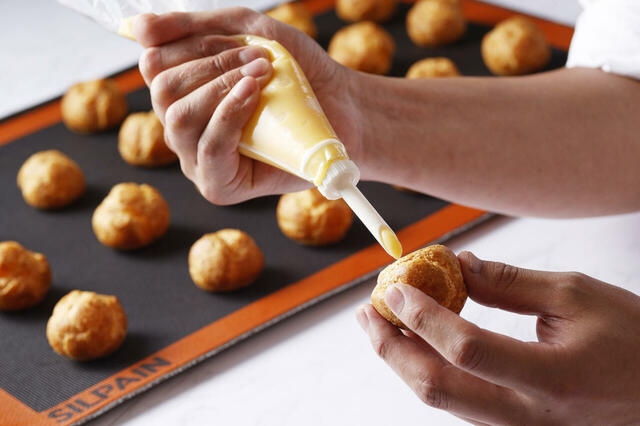 「焼きたてシュークリームは、カスタード又はいちごカスタードから選べる」＜期間：2026年1月20日～5月12日＞【旬のいちごを贅沢に楽しめるスイーツブッフェが登場！「インターコンチネンタル 東京ベイ」でいちご尽くしの世界へ♪】