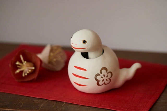 【中川政七商店】「張子飾り 首ふり巳」大5,500円・小4,400円／郷土玩具や創作玩具を制作する「野沢民芸」と作った干支の張子