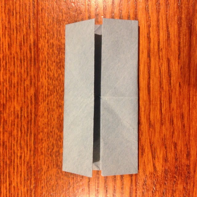 3）開いて上下を半分に折ります。