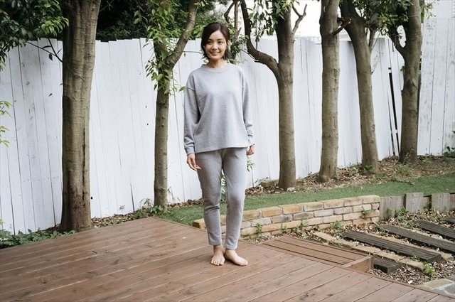 「コットン裏毛 ロングスリーブ」（税込13,200円）と、「同 ロングパンツ」（税込14,300円）