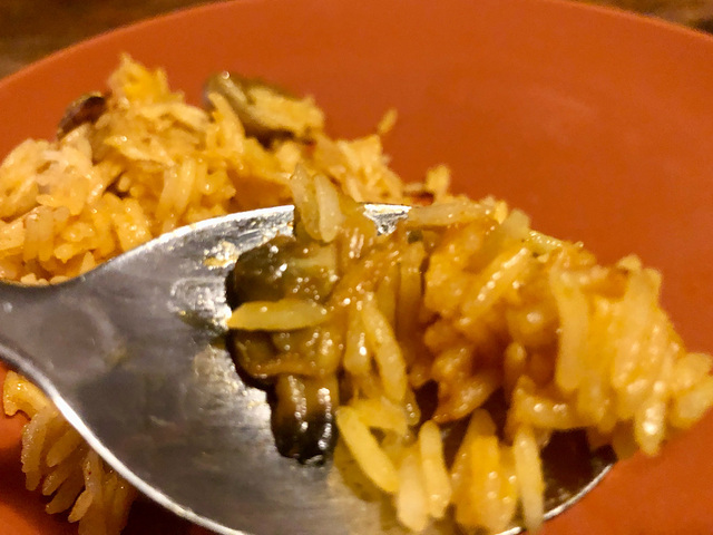 【カルディ　炊飯器で炊くだけ　魚介のパエリア】マッシュルームとアサリの具材が入っています