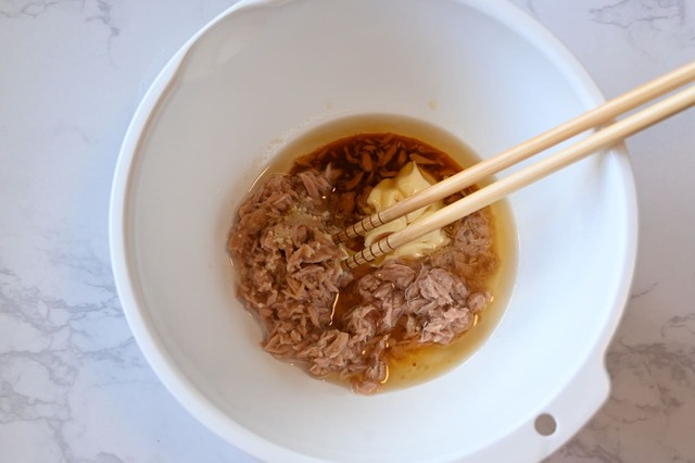 【やみつき無限そうめん】小さいボウルにツナ缶をオイルごと入れ、調味料をすべて混ぜる。