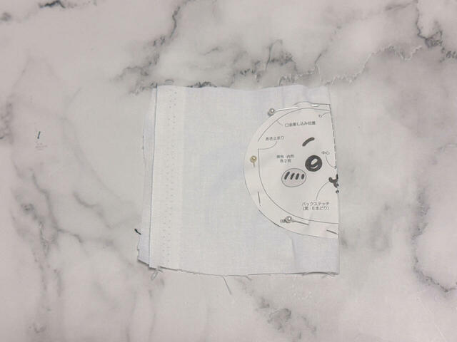 型紙に合わせて本体の布地をカット