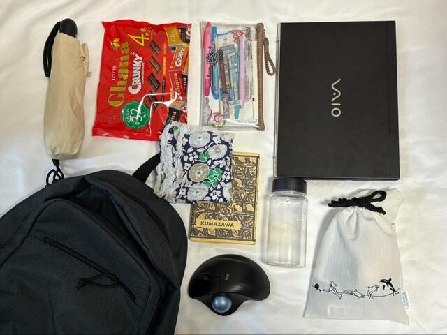 【アウトドアプロダクツ リュック ヘザーテクス】12.5インチのノートPC、折りたたみ傘、ポーチ、水筒などを入れてみると…⇒