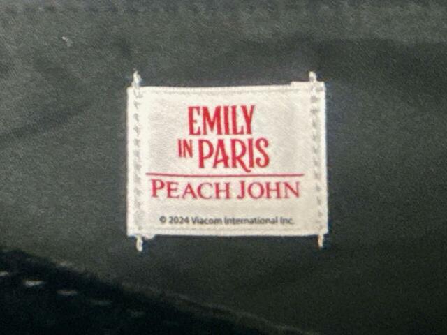 内側上部にはコラボネームタグ付き！