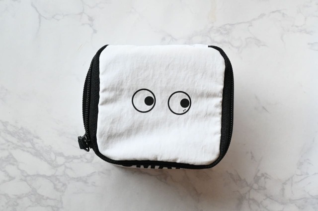 【ユニクロ×ANYA HINDMARCH「ミニスクエアポーチ」】「ミニスクエアポーチ」は990円、サイズは横10×縦10×マチ6.5cm