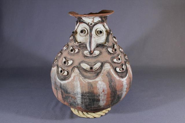 つぼ(パプアニューギニア) 乾燥させたサゴヤシ澱粉の保存用。装飾に精霊の姿が表されている。