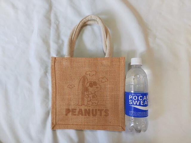 500mlペットボトルが入る大きさ【ニトリ デコホーム商品】ジュートバッグ（スヌーピー JC02）商品コード 5860804：価格1,290円（税込）